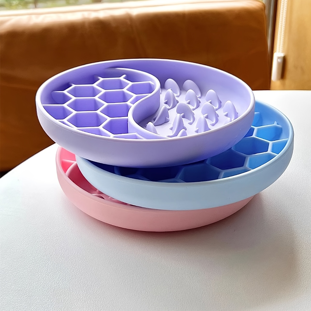 A new color pet licking mat for cats and dogs, outdoor household pet slow feeding licking mat, bathing can be used to feed pets slow feeding tray with high appearance